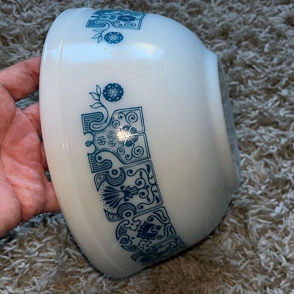 Vintage Rare Pyrex 2.5 Quart Turquoise Blue Mixing Bowl White and Blue - Picture 8 of 11